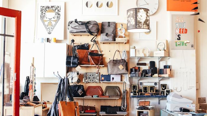 Una tienda llena de muchos bolsos en los estantes.