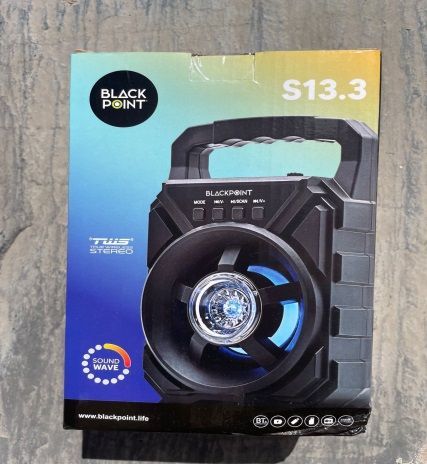 Una caja para un altavoz Black Point S13.3