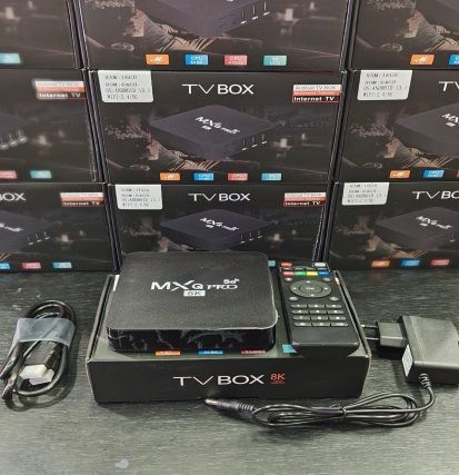 Un decodificador de televisión está sobre una mesa junto a un control remoto.