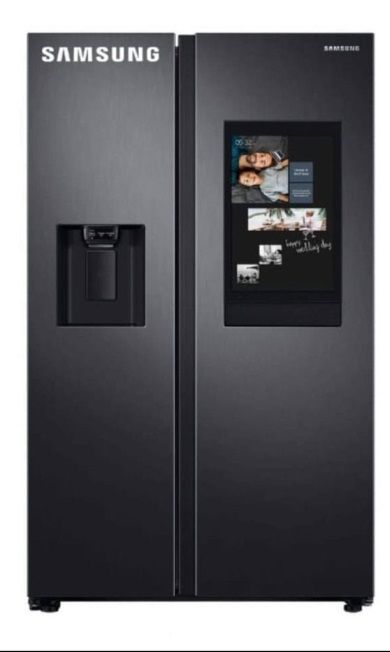 Un refrigerador Samsung negro con pantalla táctil.