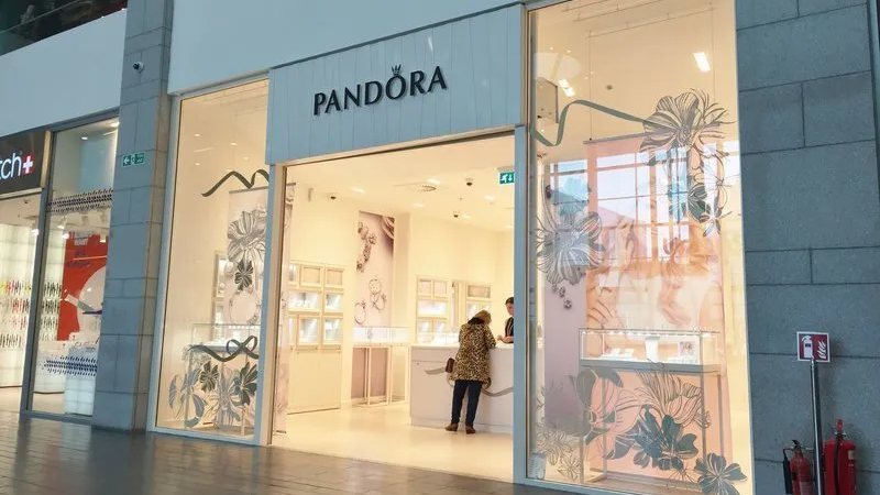Pandora jewellery shop front