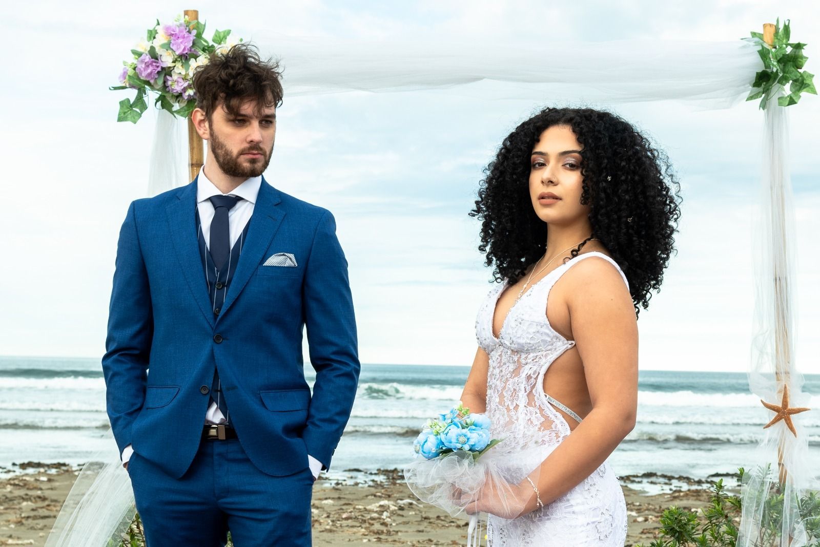 Pareja en una ceremonia de boda en la playa
