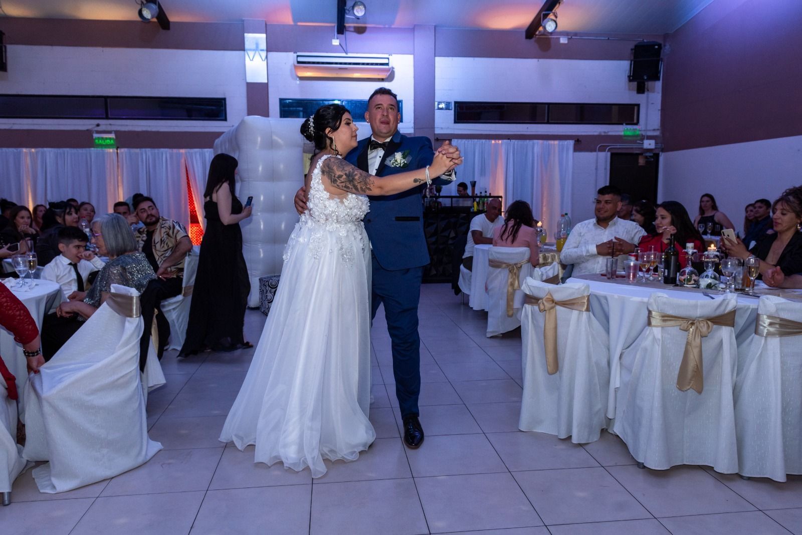 Los novios bailan en la recepción. 