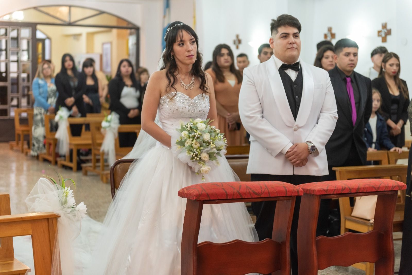 Novios en el altar durante una ceremonia nupcial. 