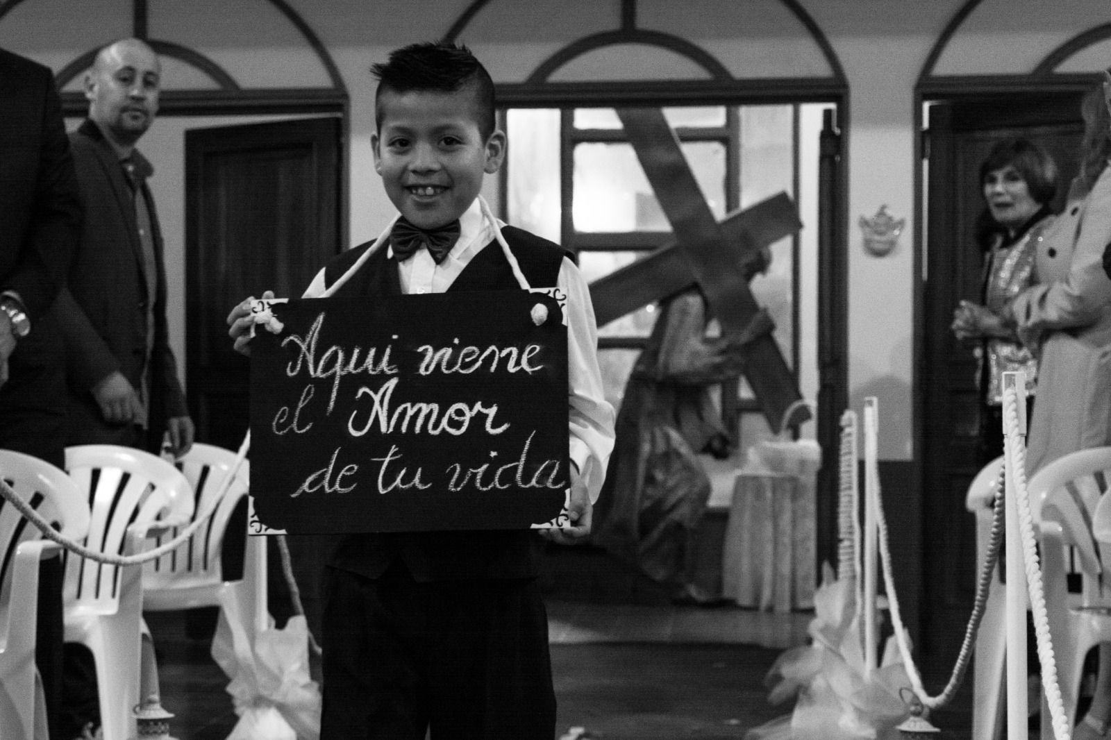 Niño sosteniendo un cartel que dice 