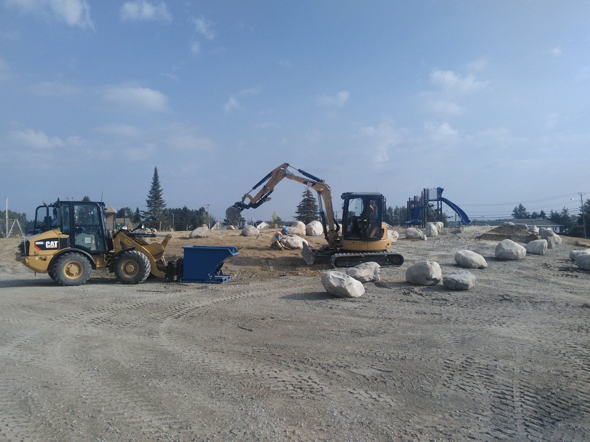 Un bulldozer et une excavatrice travaillent sur un chantier de construction.