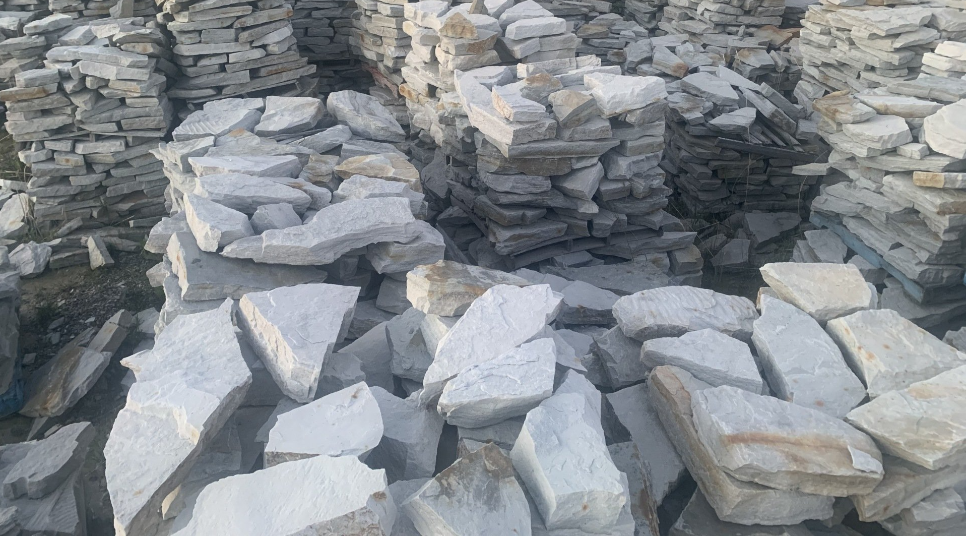 Un tas de roches empilées les unes sur les autres en tas.