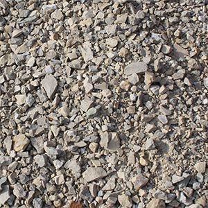 Un tas de gravier repose sur le sol.