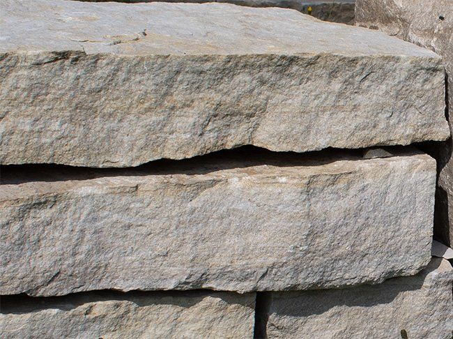 Un gros plan d une pile de blocs de pierre