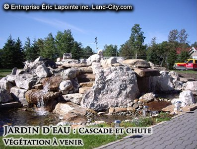 Une photo d une cascade avec les mots jardin d eau cascade et chute végétation à venir