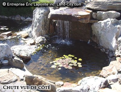 Un étang avec des nénuphars et une cascade avec les mots entreprise eric lapointe inc. land-city.com