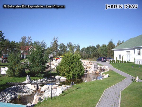 Une photo d un parc avec les mots jardin d eau en bas