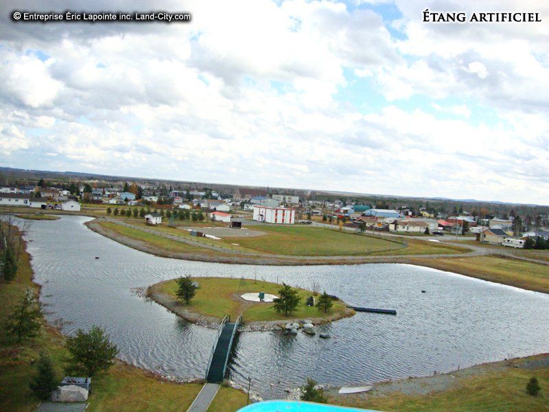 Une vue aérienne d une petite île au milieu d un lac