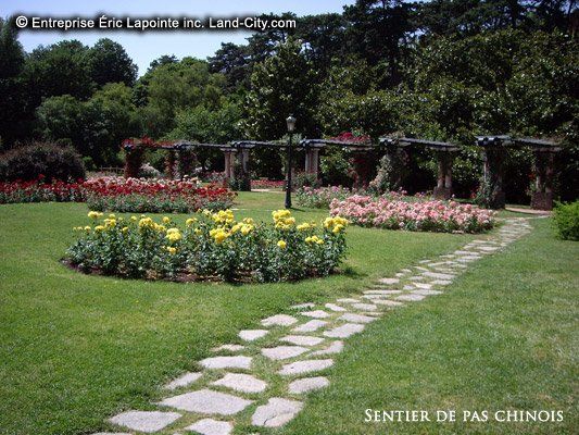 Un jardin fleuri et un chemin qui dit sentier de pas chinois