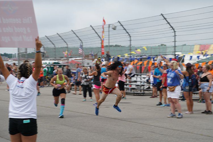 A woman is holding a sign that says i 'm a runner