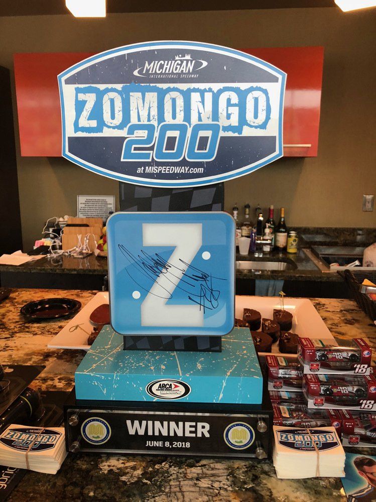 A zomongo 200 sign is sitting on top of a table.