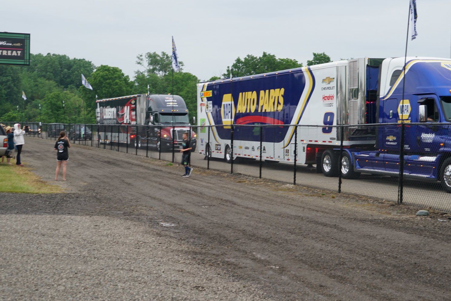 A blue truck with the word auto parts on it