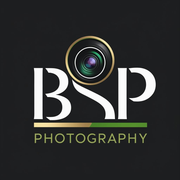 Logotipo da BSP Photography, com um ícone de lente de câmera acima das letras brancas