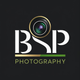 Logotipo da BSP Photography, com um ícone de lente de câmera acima das letras brancas