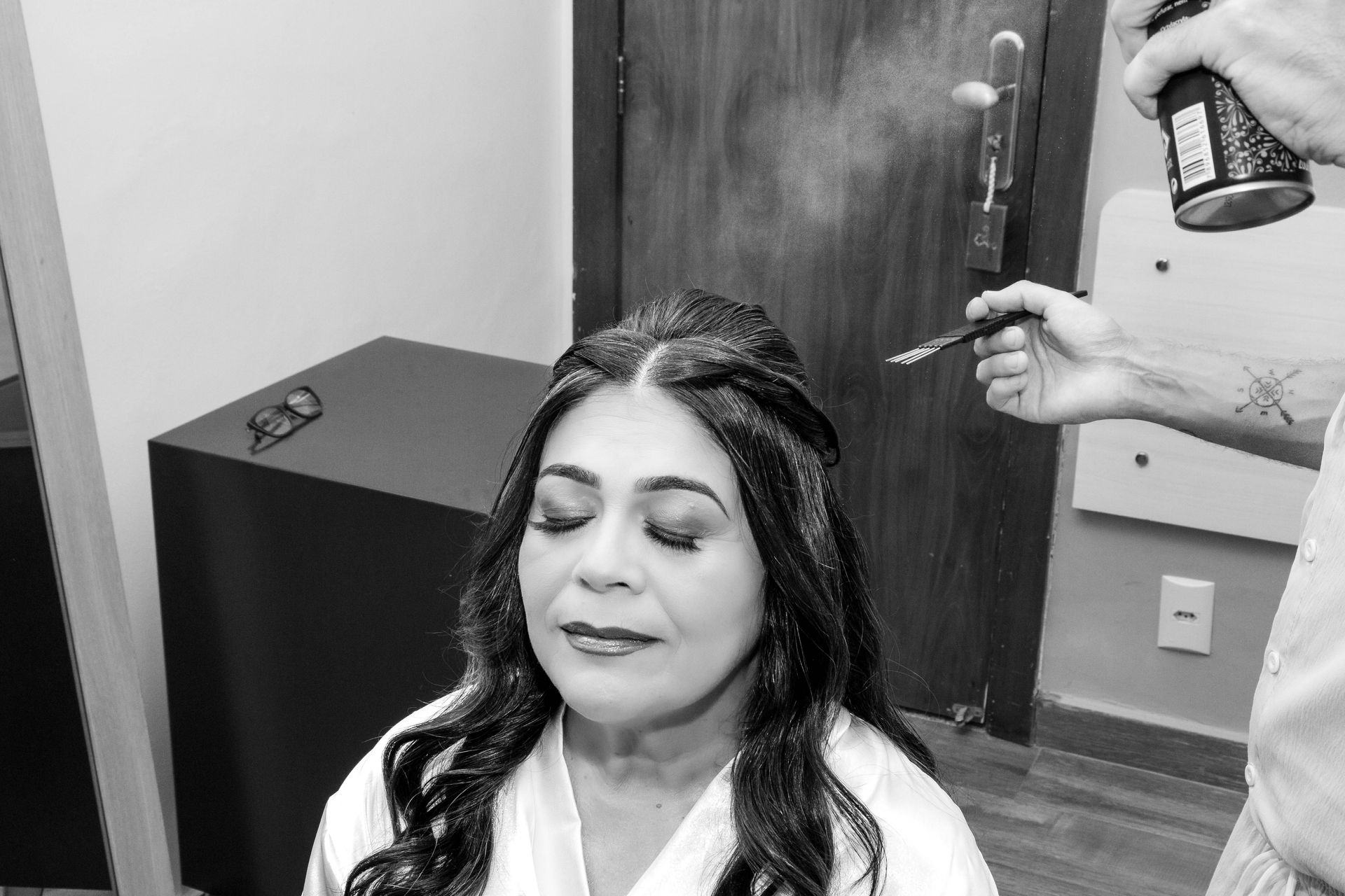 Mulher tendo o cabelo penteado com spray fixador.