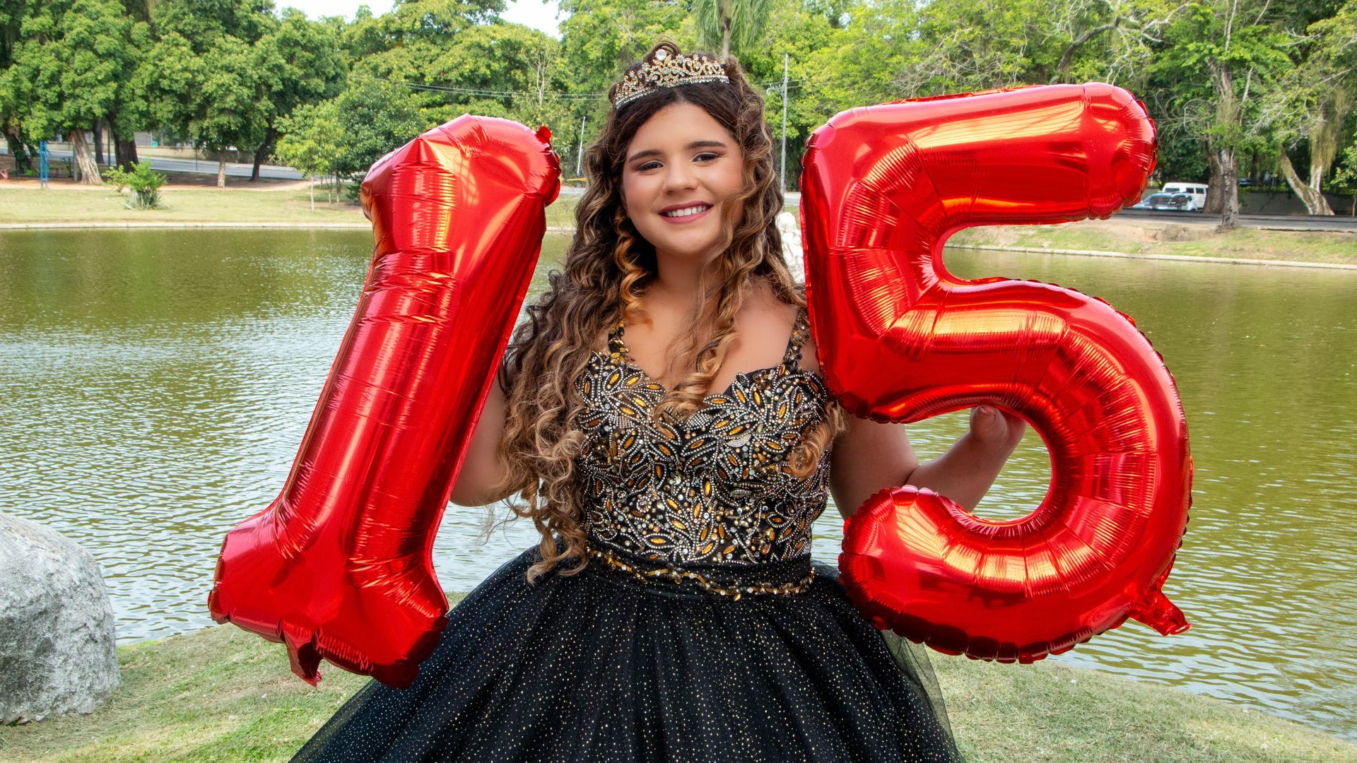 Jovem segurando balões