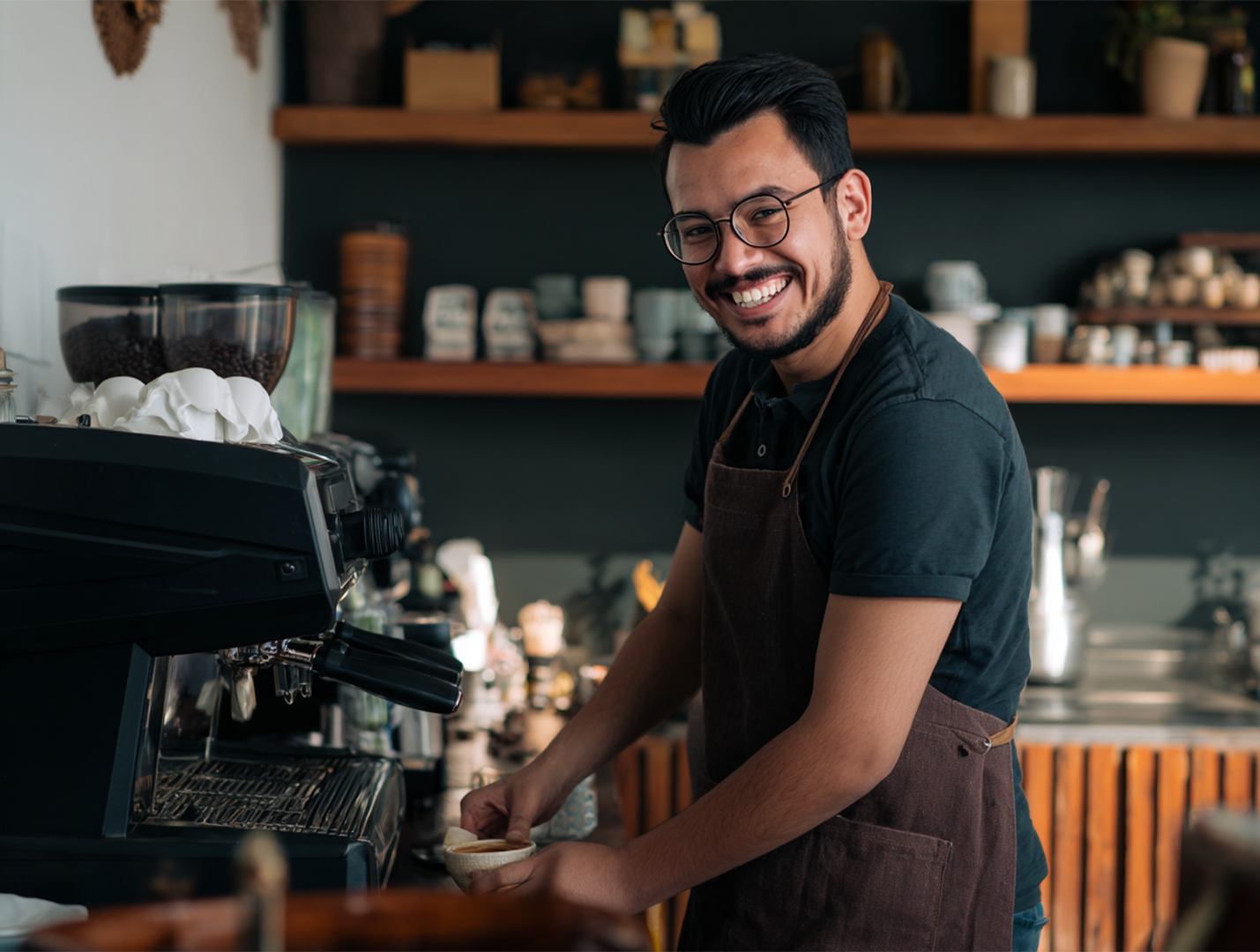 Des gens qui travaillent derrière le bar