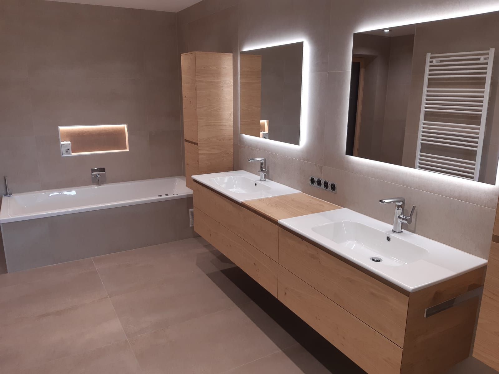 Ein Badezimmer mit zwei Waschbecken und zwei Spiegeln