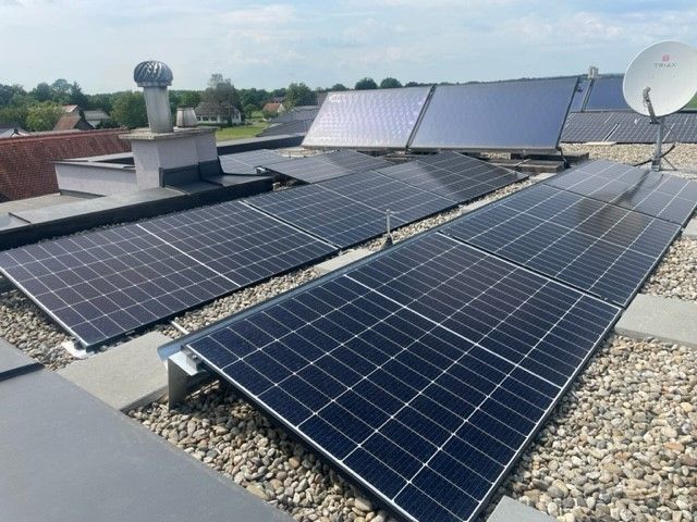 Ein Dach mit vielen Sonnenkollektoren darauf
