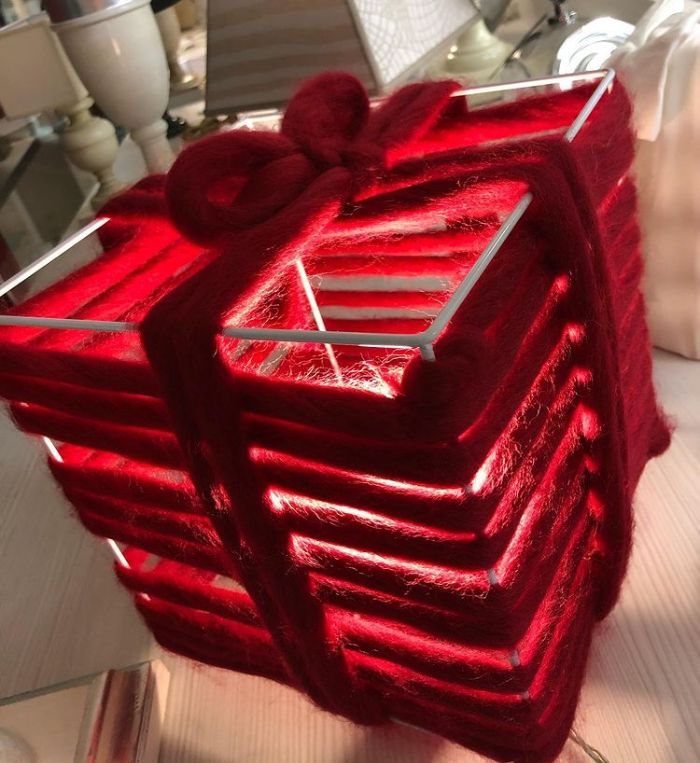 Lampada rivestita con nastro rosso