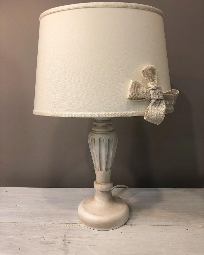 Lampada in stile classico con fiocco