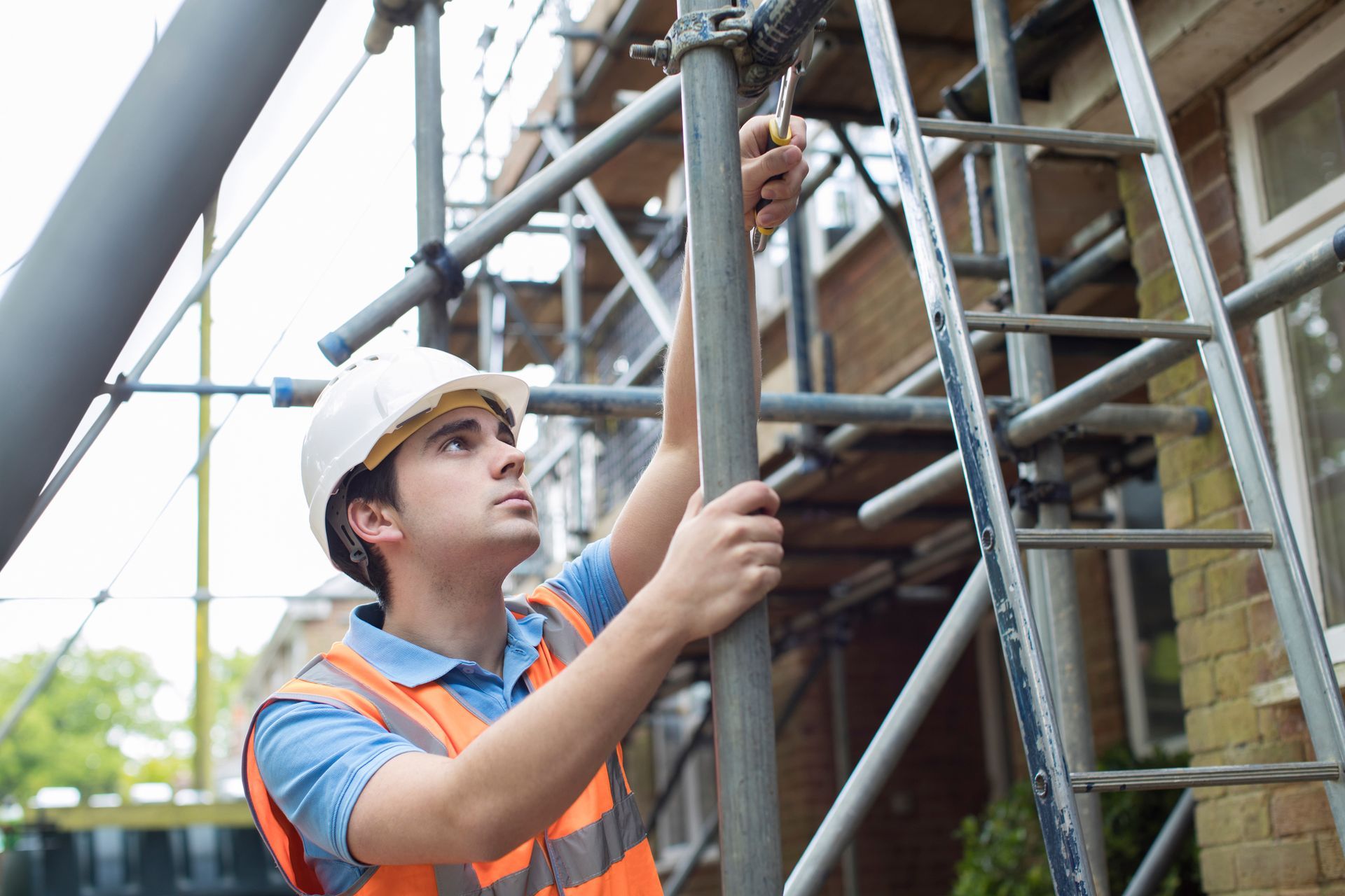 Worker Fixing Scaffolding | Nowra, NSW | Shoalhaven Scaffolding Services