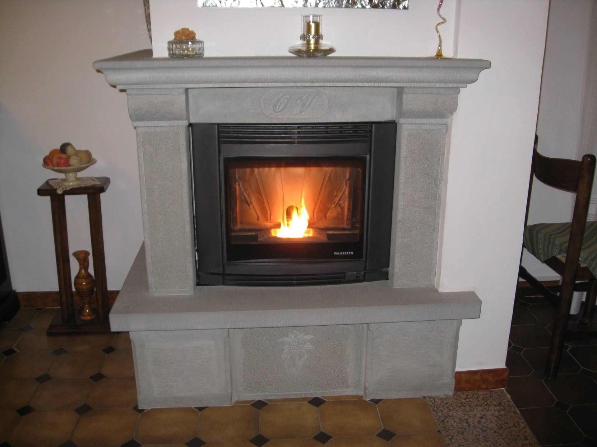 camino pietra acceso