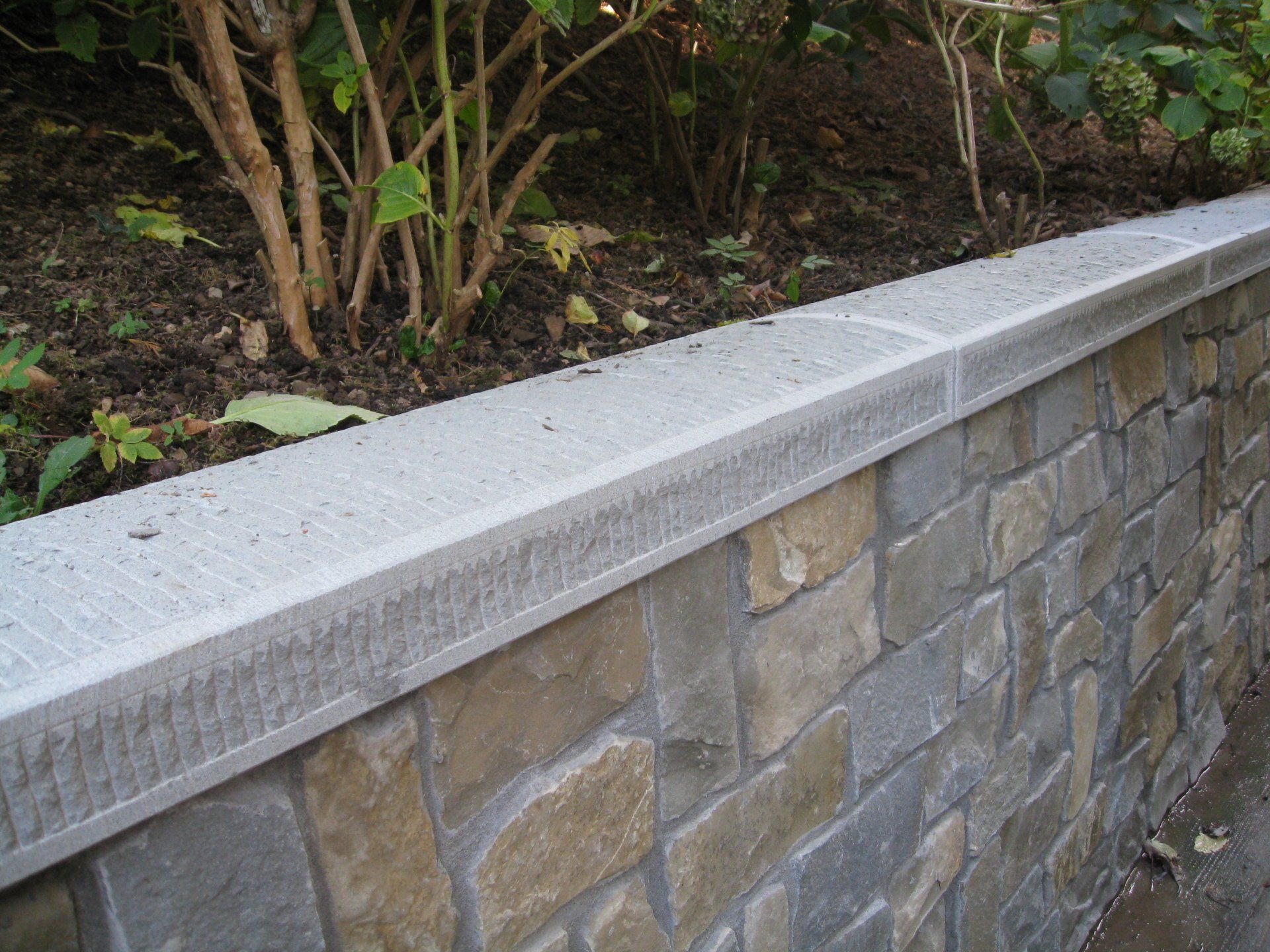 dettaglio muretto esterno in pietra