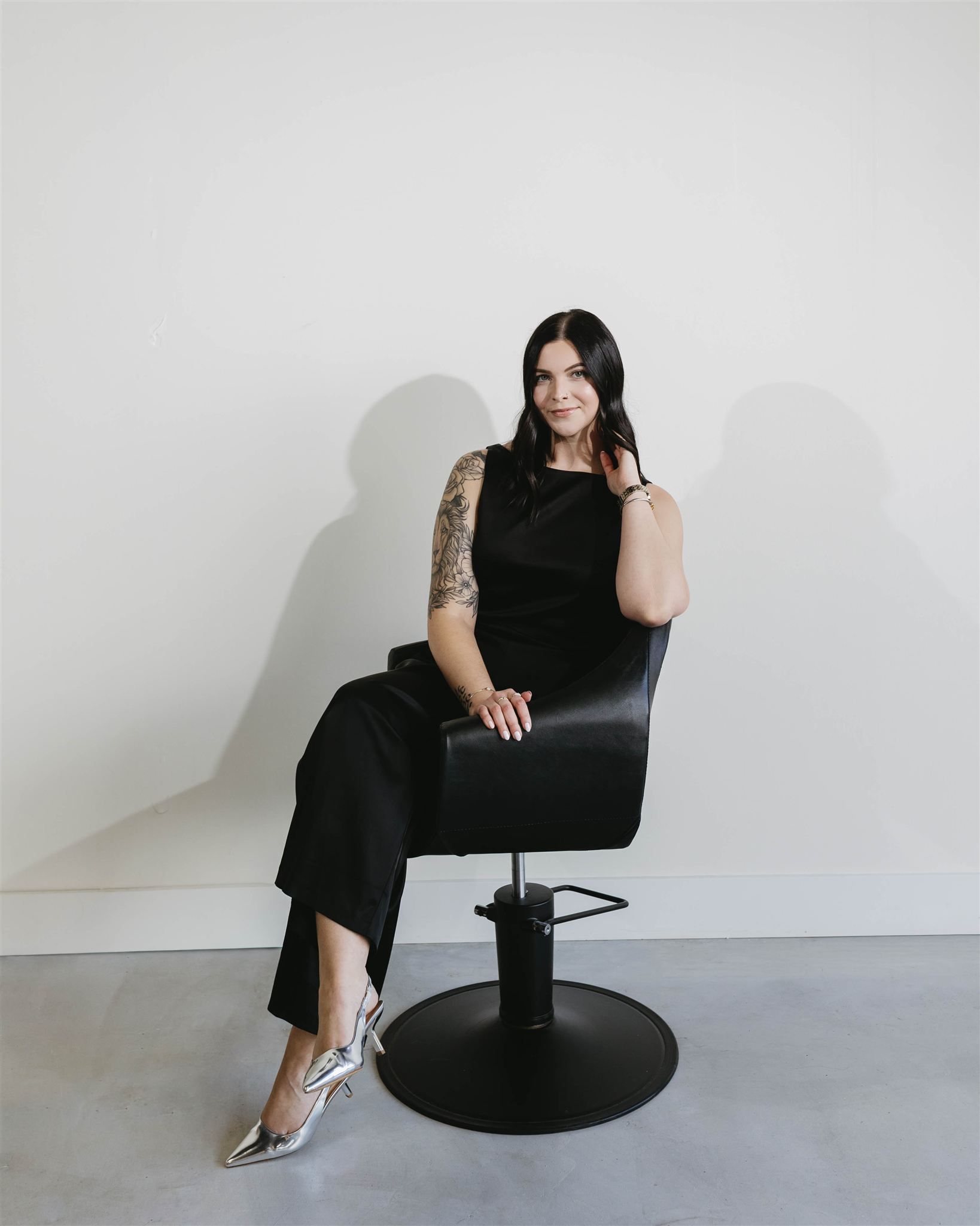 A woman is sitting on a wooden bench and smiling
