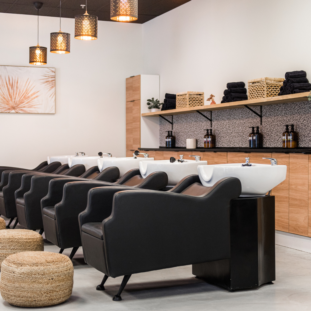 SHAMPOO BOWLS. LUXUARY SALON A row of chairs and sinks in a salon
