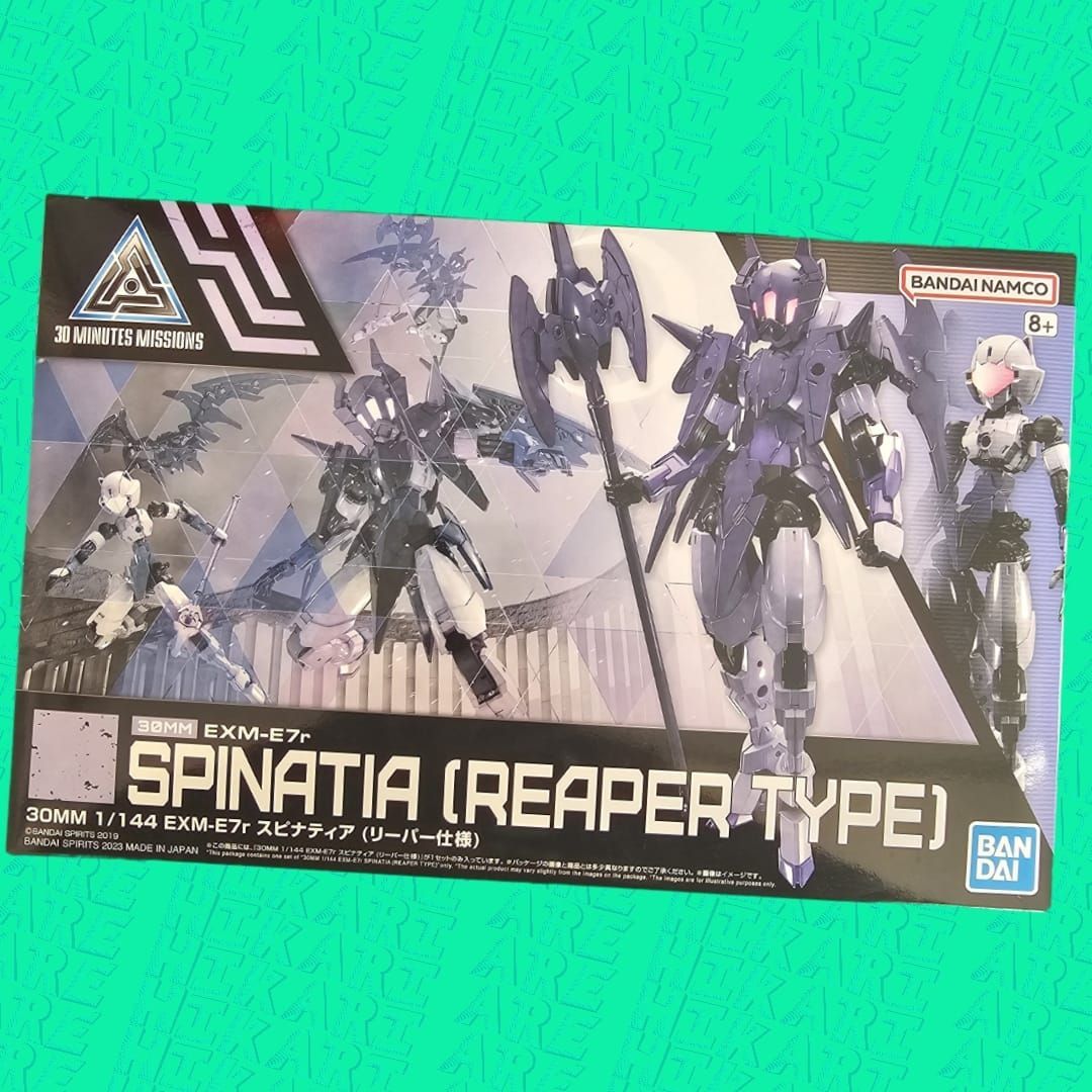 Una persona tiene in mano una scatola di mazinga zero