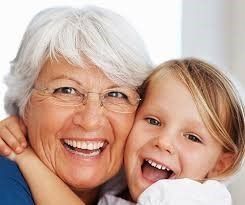 ragazzino che lava i denti