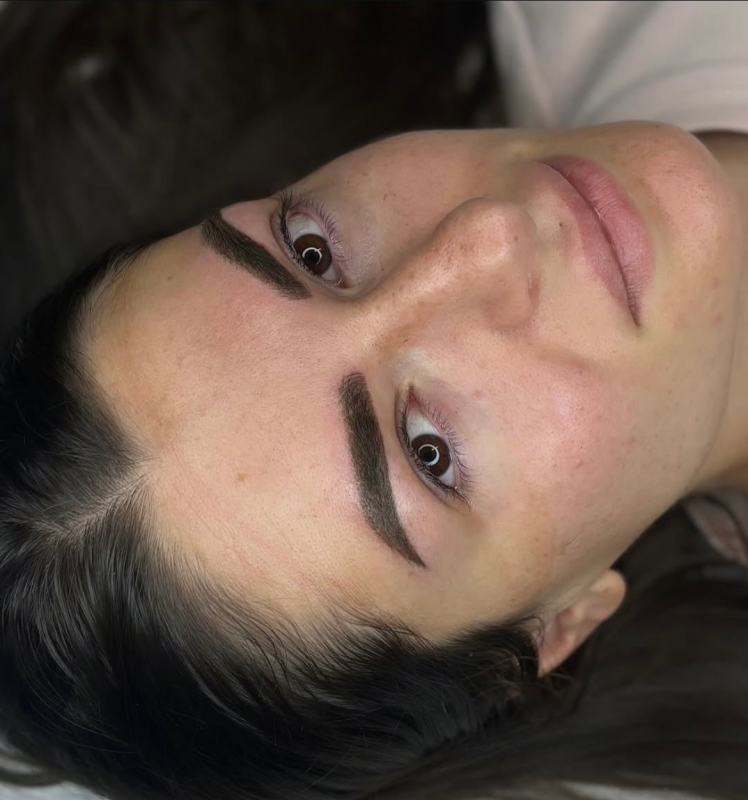 Donna con sopracciglia scure e definite appena ritoccate, sguardo rivolto verso l'alto, pelle chiara.