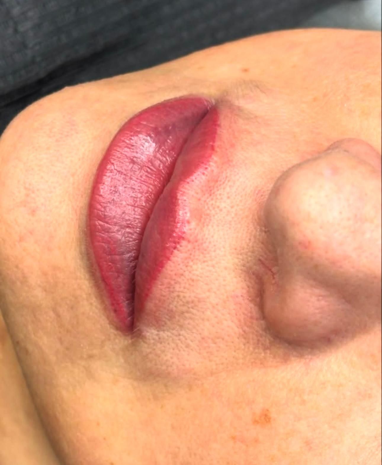 Due foto: labbra con matita rossa/marrone tatuata e colore, una prima e una dopo l'applicazione del balsamo per le labbra.