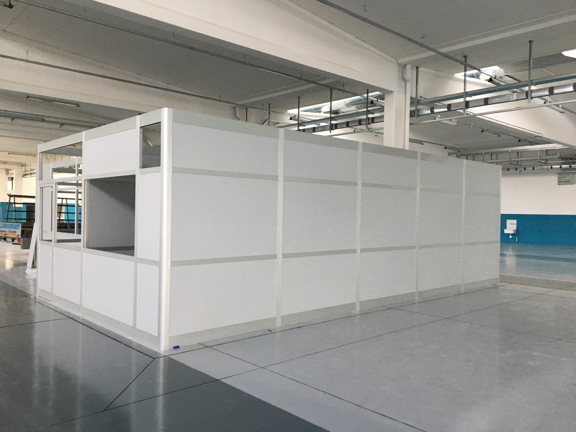 parete divisoria grigia