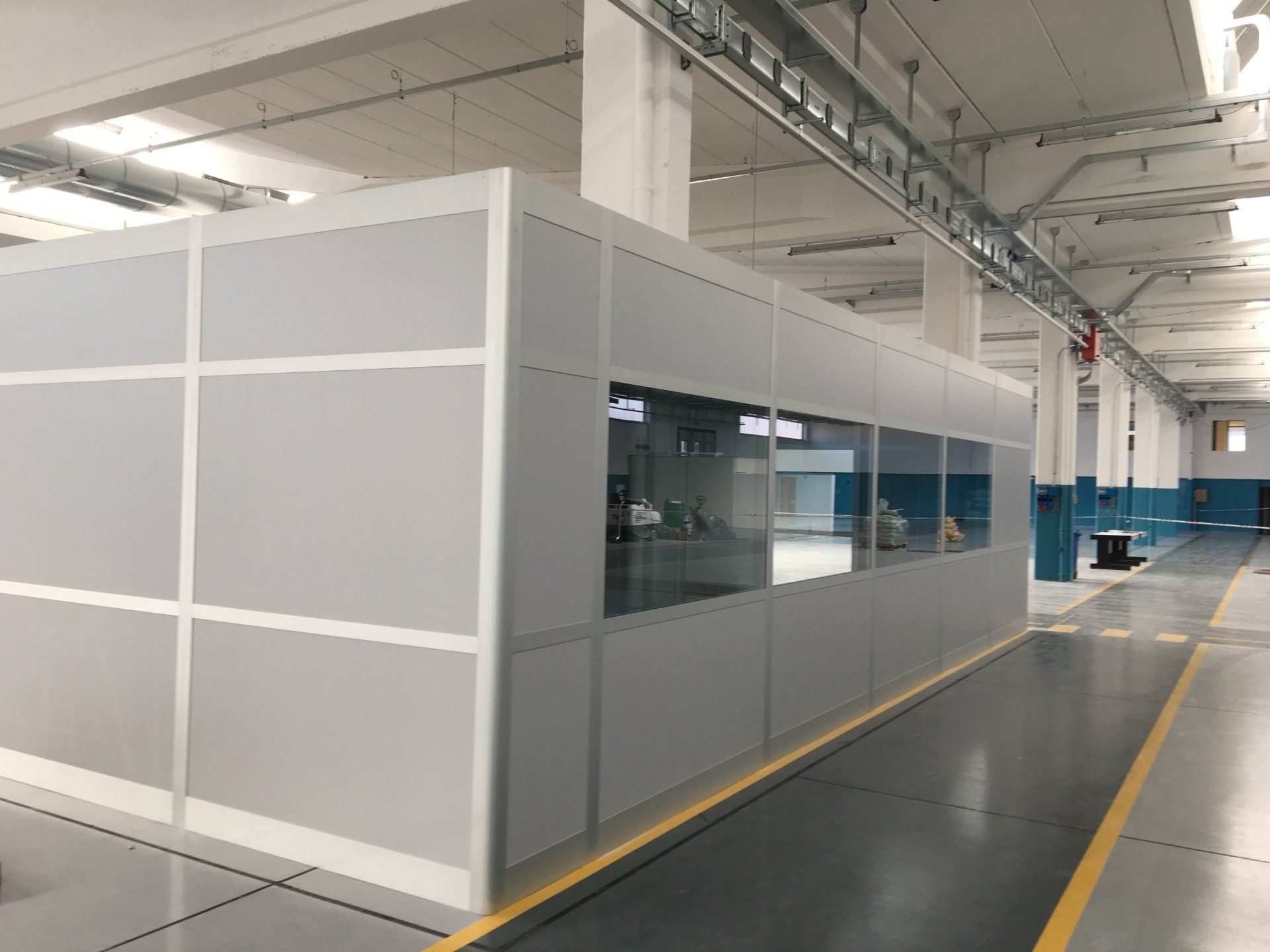 parete divisoria grigia