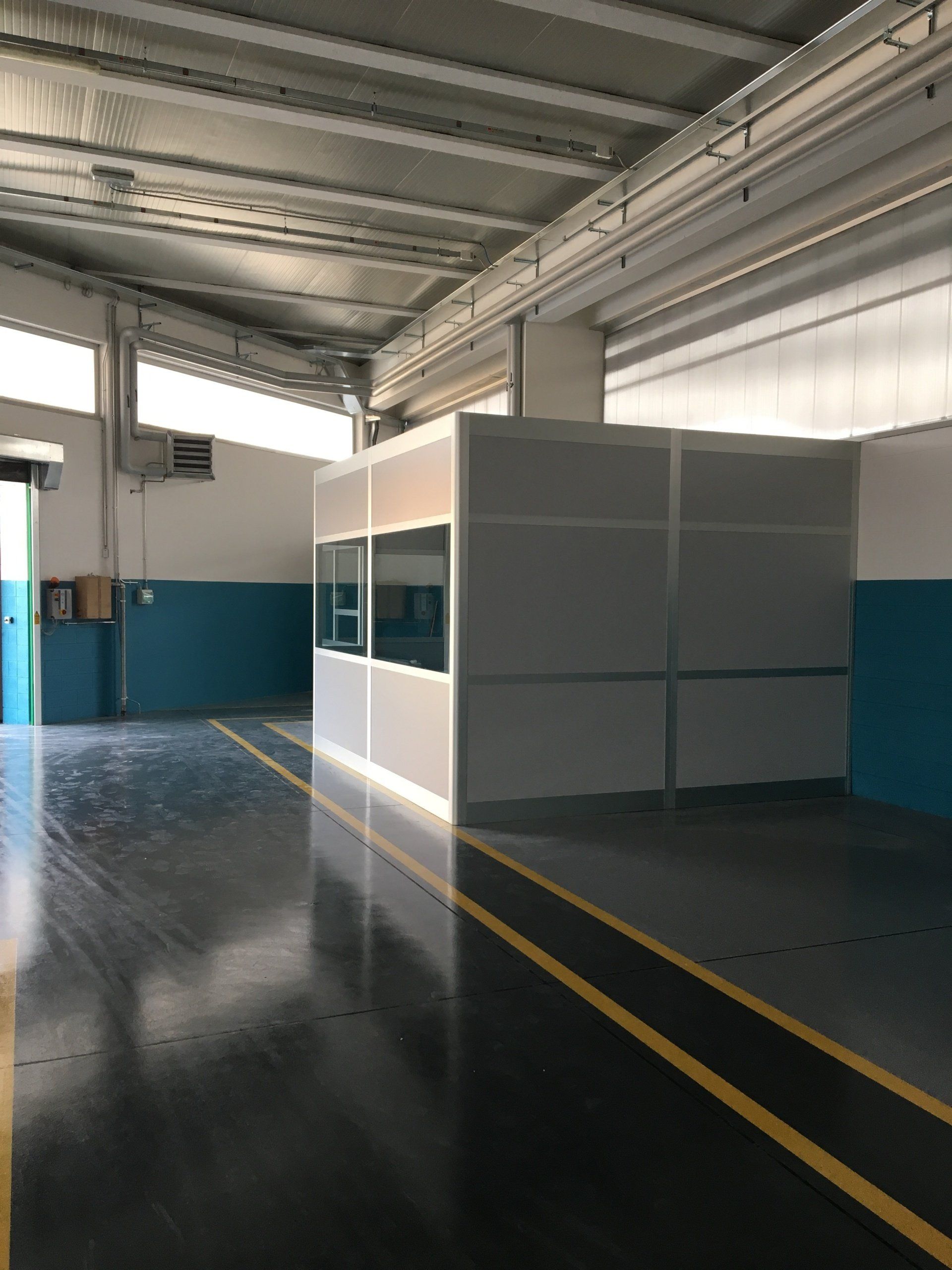 parete divisoria grigia