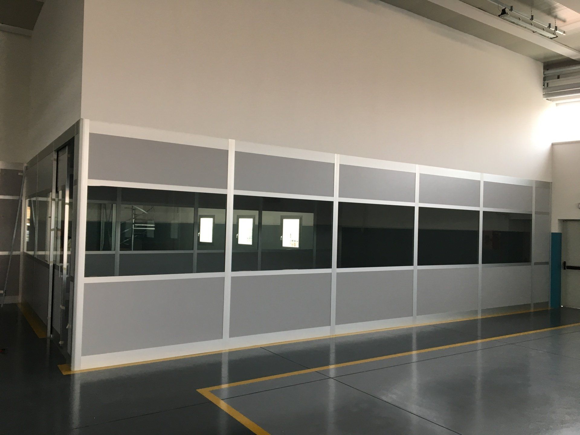 parete divisoria grigia