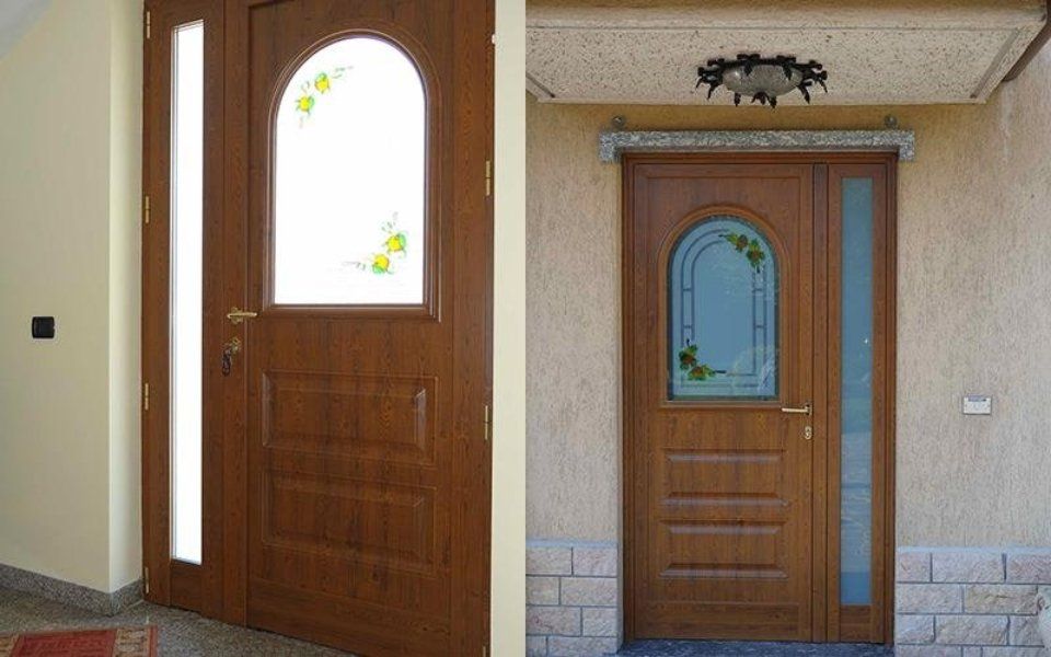 portoncino con elemento di decoro
