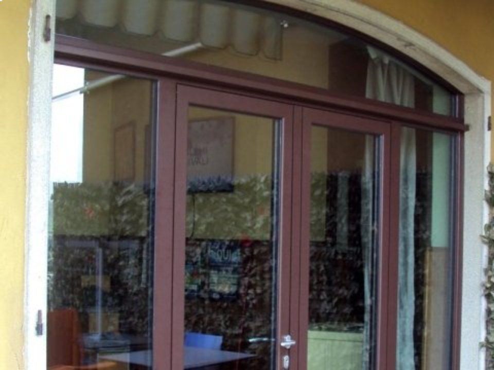 vetrina attività commerciale