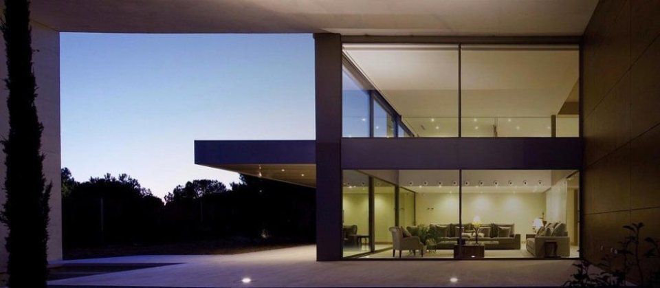 villa con finestre continue