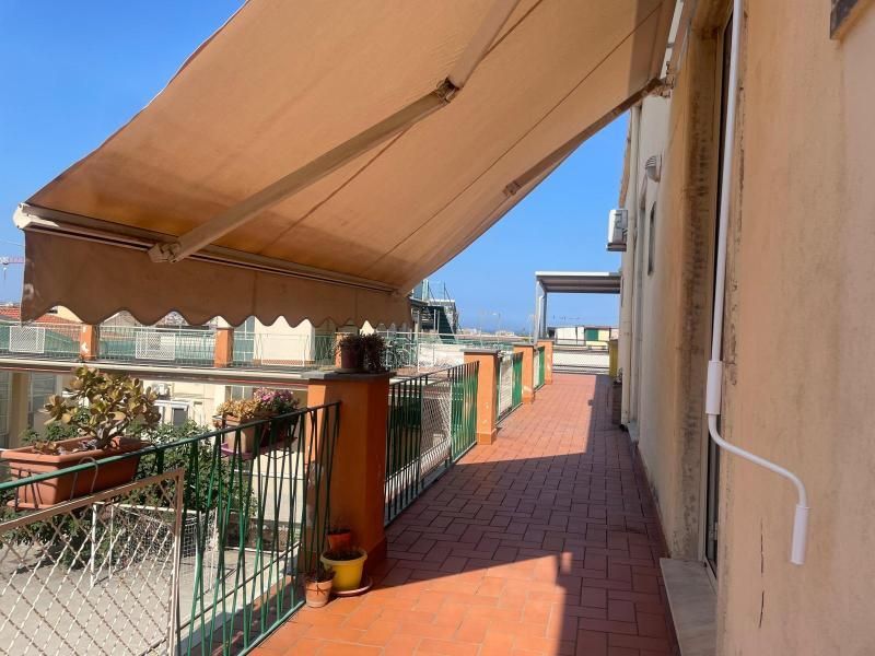 Un balcone con una grande tenda sopra