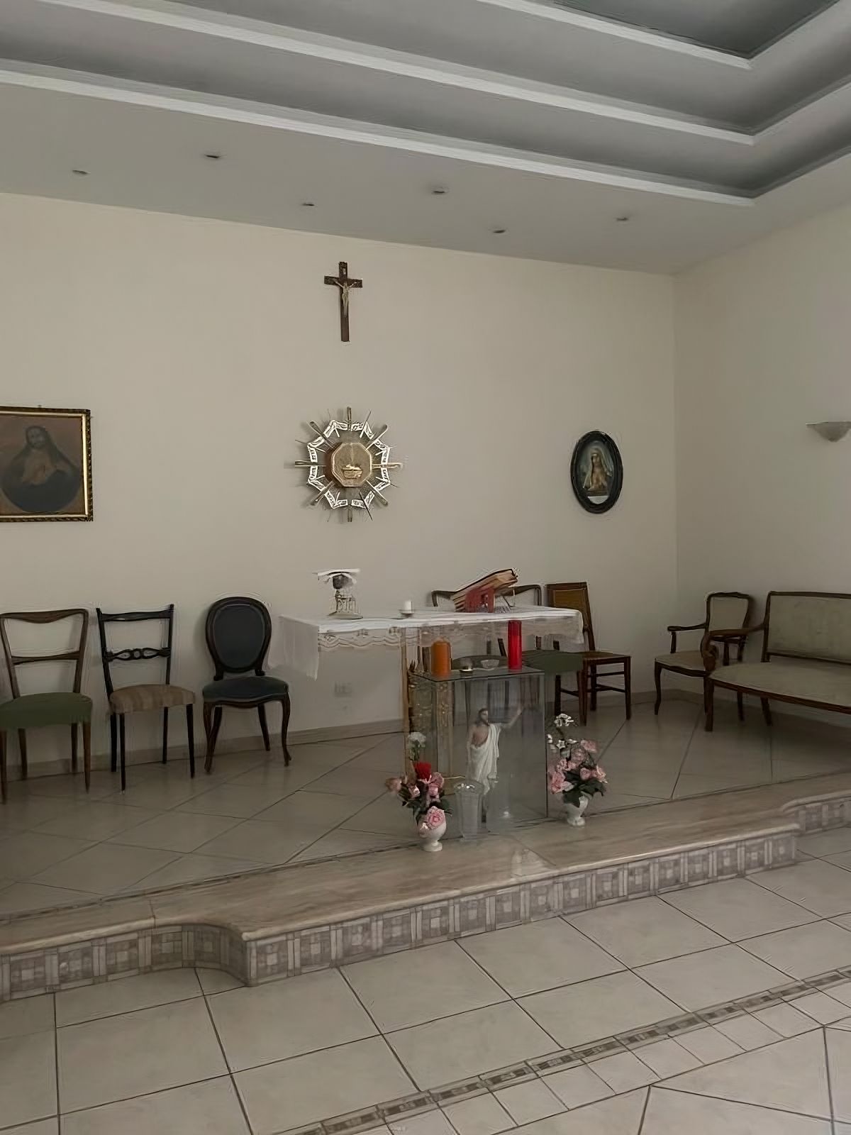 C'è una croce sul muro sopra l'altare nella chiesa.