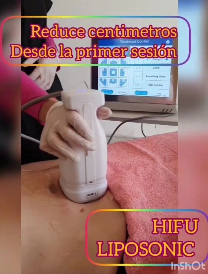 Una mujer en ropa interior rosa está parada frente a un monitor.