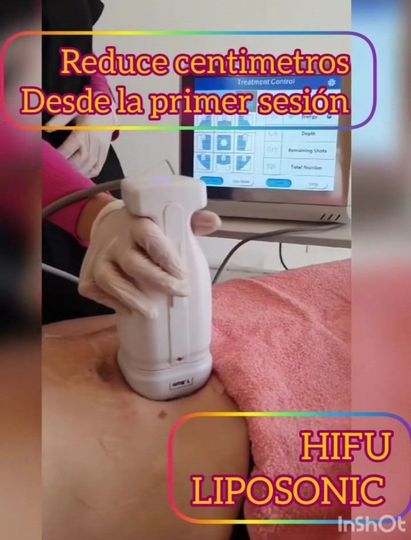 Una mujer en ropa interior rosa está parada frente a un monitor.